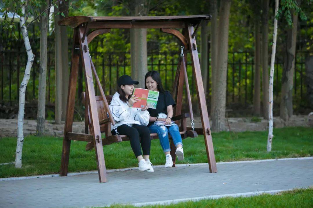 初见·龙外丨学习散步两相宜 静谧书阁+湖畔清风 学习累了就去湖边散个步！