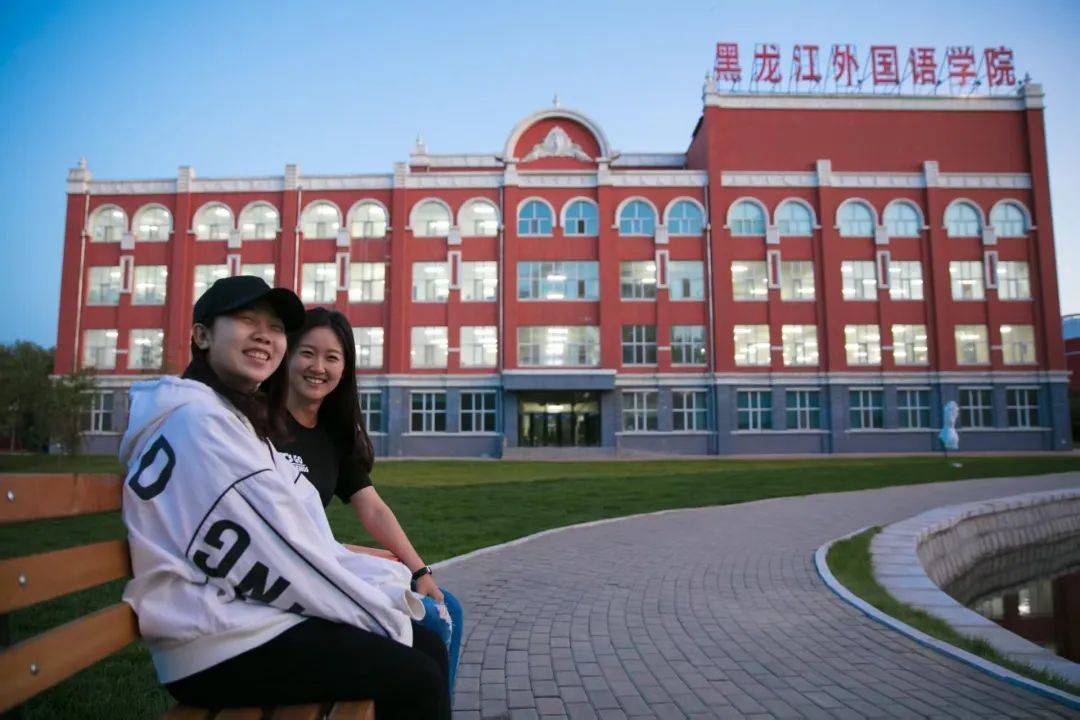 初见·龙外丨学习散步两相宜 静谧书阁+湖畔清风 学习累了就去湖边散个步！