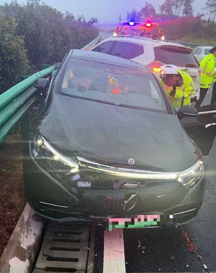 投保52万奔驰被追尾近乎报废,为啥保险只赔24万?业内人士与律师解读