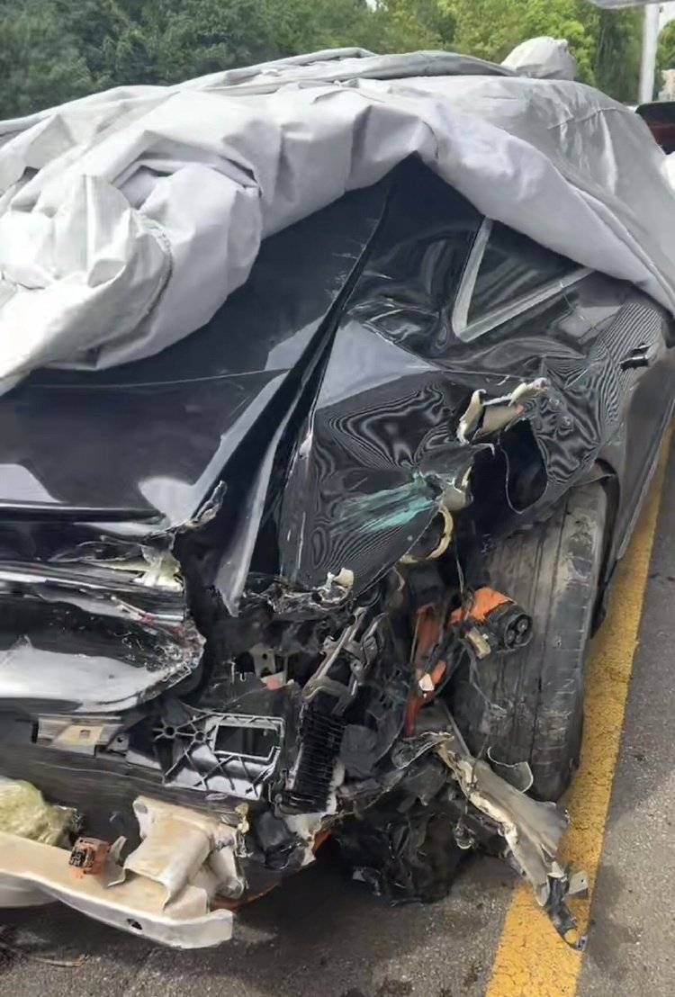 投保52万奔驰被追尾近乎报废,为啥保险只赔24万?业内人士与律师解读