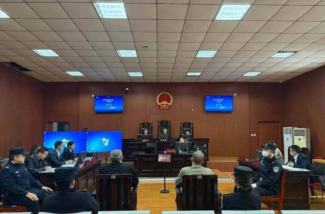 西安2人不满小区装停车桩,殴打保安致其骨折,物业经理录像时也被打骨折